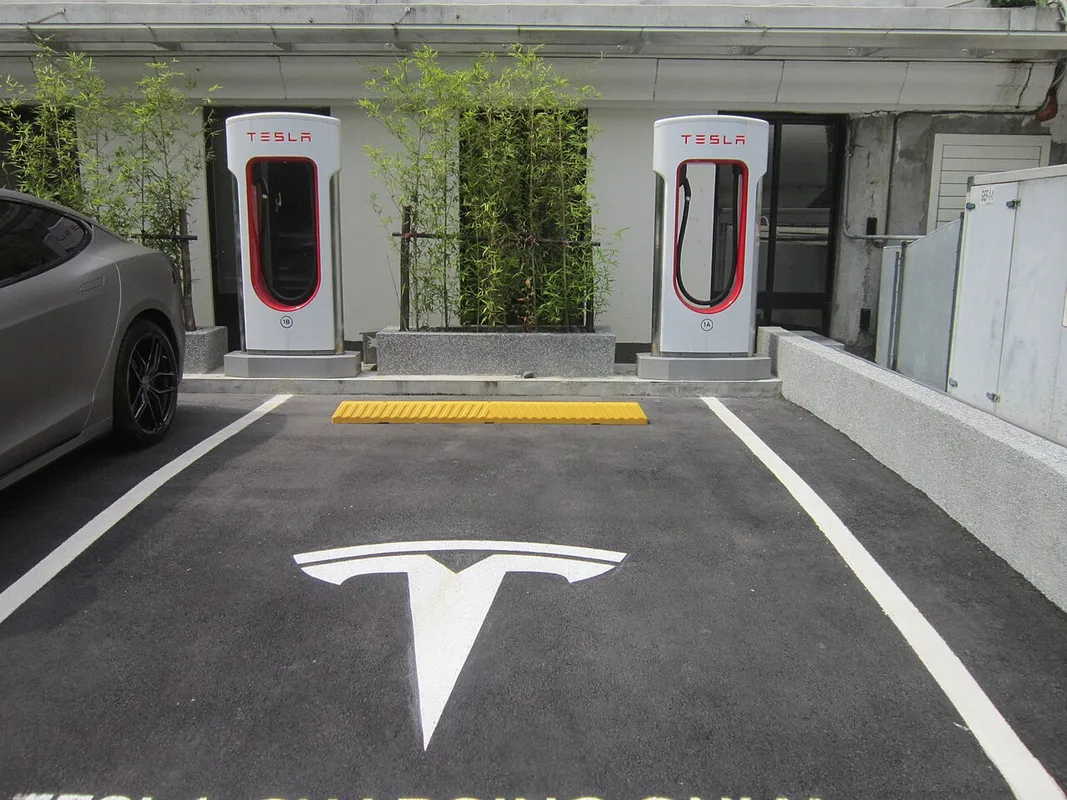 臺北捷運圓山站附近的特斯拉電動車專屬充電站